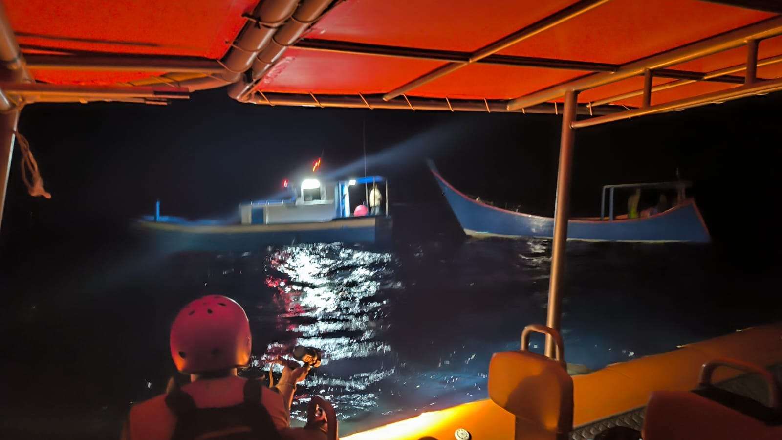 Tim Basarnas mengevakuasi dua nelayan asal Banda Aceh yang terdampar ke wilayah Pulo Rondo setelah kapal mereka mati mesin. (Foto: Basarnas)