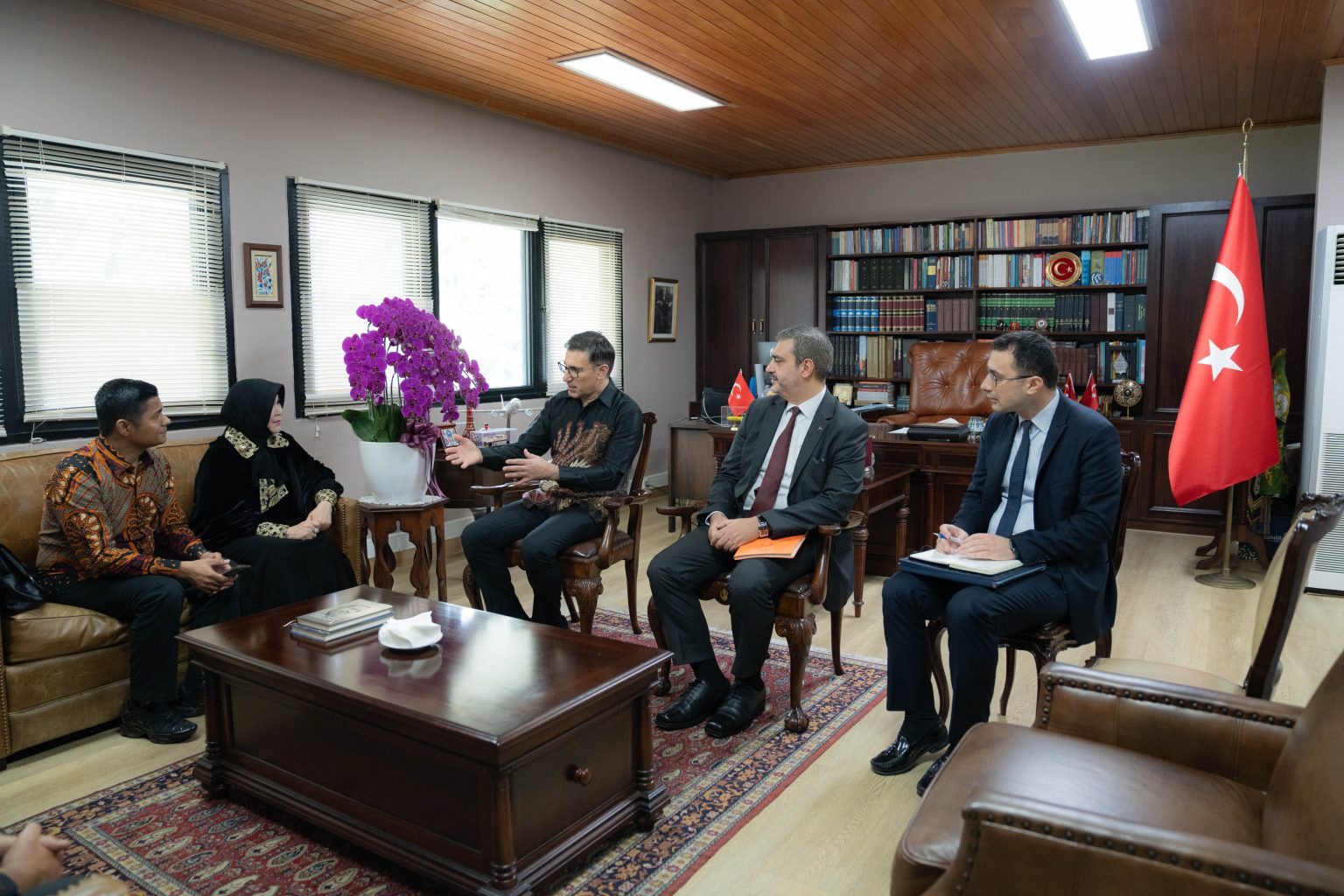 Wali Kota Banda Aceh Illiza Sa’aduddin Djamal dalam kunjungannya ke Kedutaan Besar Turki di Jakarta untuk bertemu Duta Besar Turki untuk Indonesia, Talip Küçükcan, pada Jumat, 7 November 2025. (FOTO: HUMAS BNA)