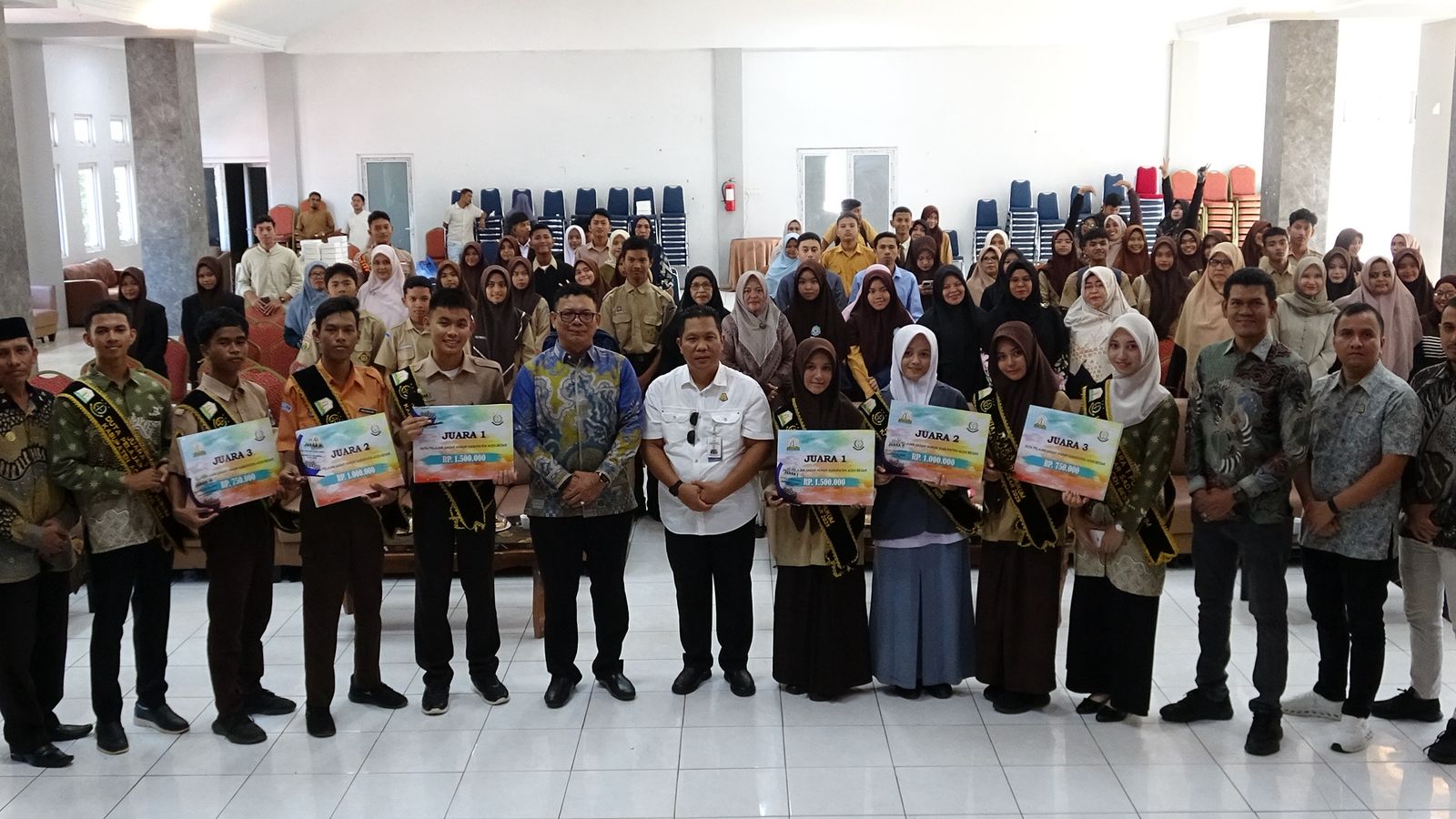Muhammad Nur Aidil Fitri dan Nailul Amalia Juara Duta Pelajar Sadar Hukum Aceh Besar