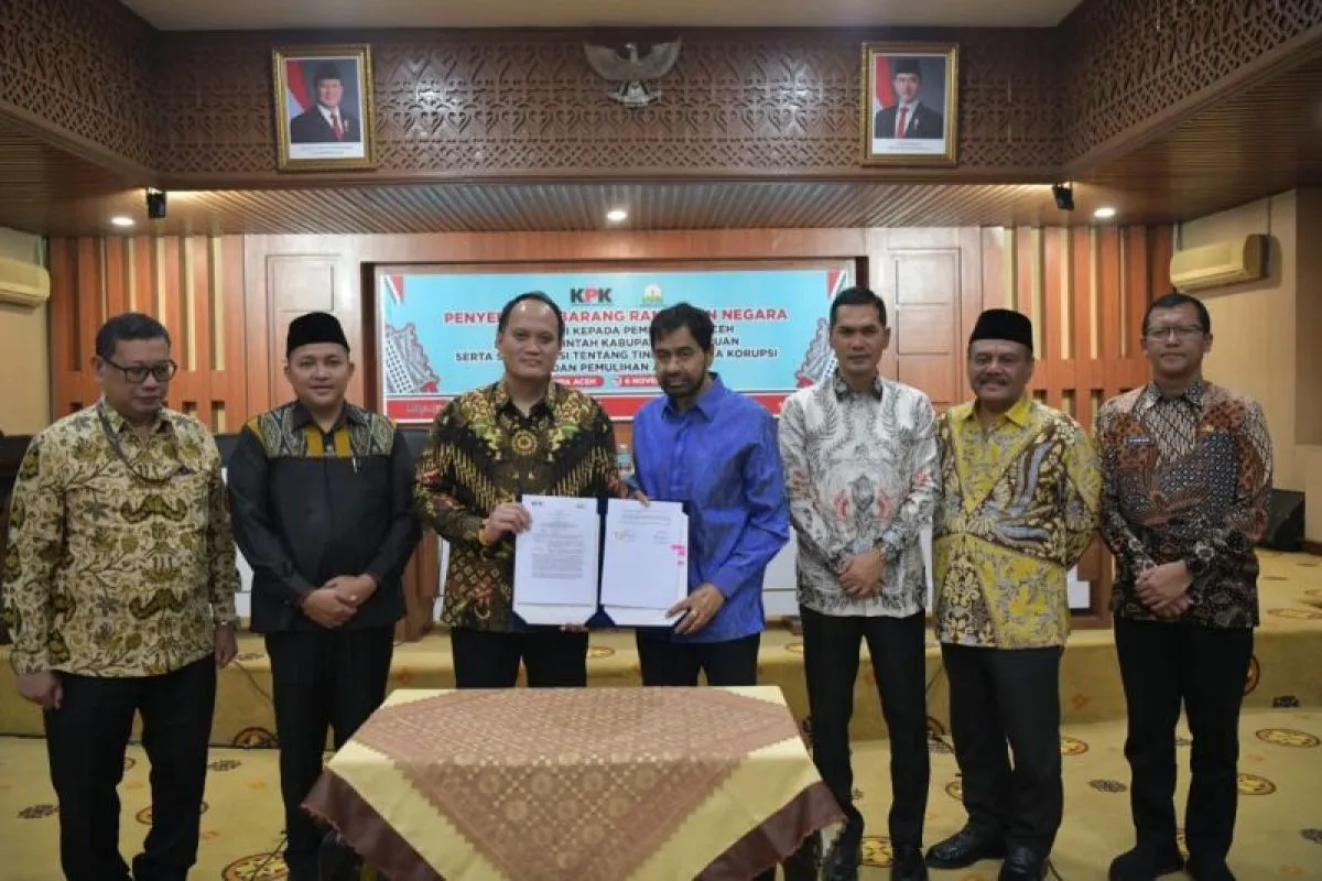 Gubernur Aceh, Muzakir Manaf bersama Direktur Labuksi KPK RI, Mungkin Hadi Pratikto saat melakukan penyerahan barang rampasan negara dari KPK RI kepada Pemerintah Aceh, di Kantor Gubernur Aceh, Kamis (6/11/2025). (FOTO: Humas Pemerintah Aceh)
