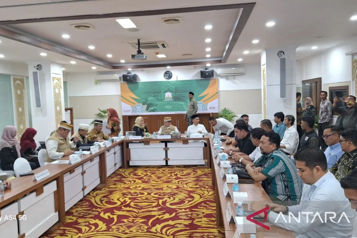 Kunjungan kerja Badan Akuntabilitas Publik DPD RI dengan Pemerintah Aceh dalam rangka tindaklanjut pengaduan masyarakat Provinsi Aceh di Kantor Gubernur Aceh, Banda Aceh, Jumat. (FOTO: ANTARA/M.Ifdhal)