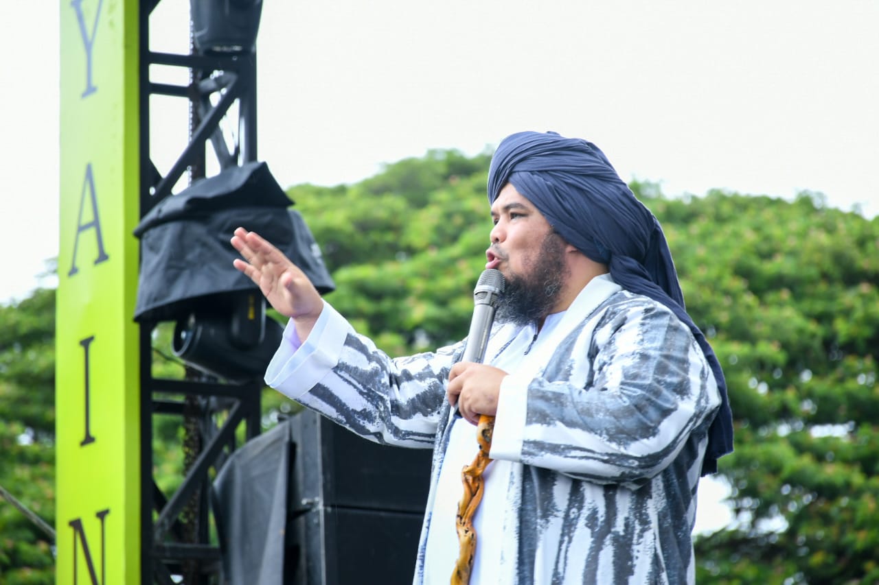 Ustaz Derry Sulaiman—dai yang juga dikenal sebagai musisi, seniman, dan pelukis—menyampaikan tausiyah tentang pentingnya meneladani Rasulullah SAW dalam kehidupan sehari-hari. (FOTO: FOR NUKILAN)