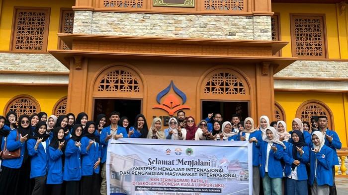 Rektor UBBG Banda Aceh, Prof Dr Lili Kasmini MSi melepas puluhan mahasiswa universitas itu untuk mengikuti Program Asistensi Mengajar Internasional Tahap 2 di Sekolah Indonesia Kuala Lumpur. Pelepasan berlangsung Sabtu (1/11/2025) di halaman Gedung B Kampus UBBG Banda Aceh. (Foto: HUMAS UBBG)