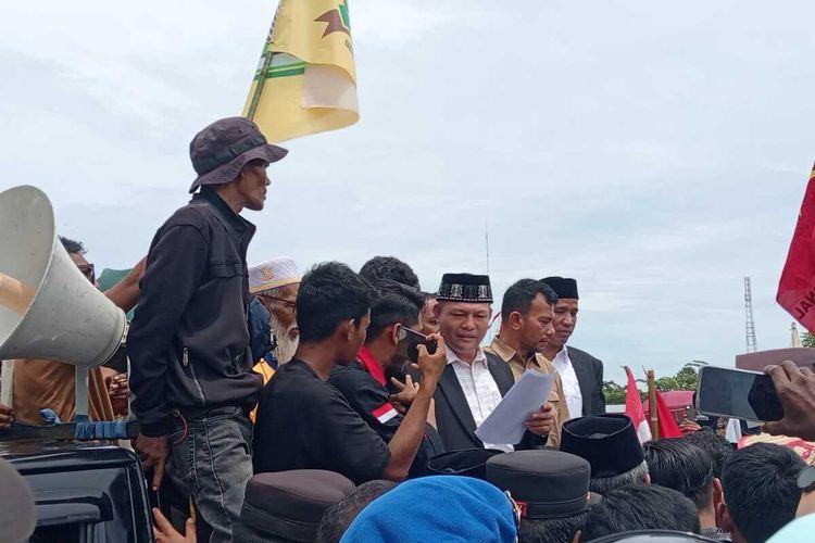 Bupati Aceh Utara, H. Ismail A. Jalil, SE, MM, menggandeng KPA untuk mencari penyelesaian atas konflik lahan yang melibatkan warga Cot Girek dan PTPN IV Regional 6. (FOTO: ACEHSATU.COM)