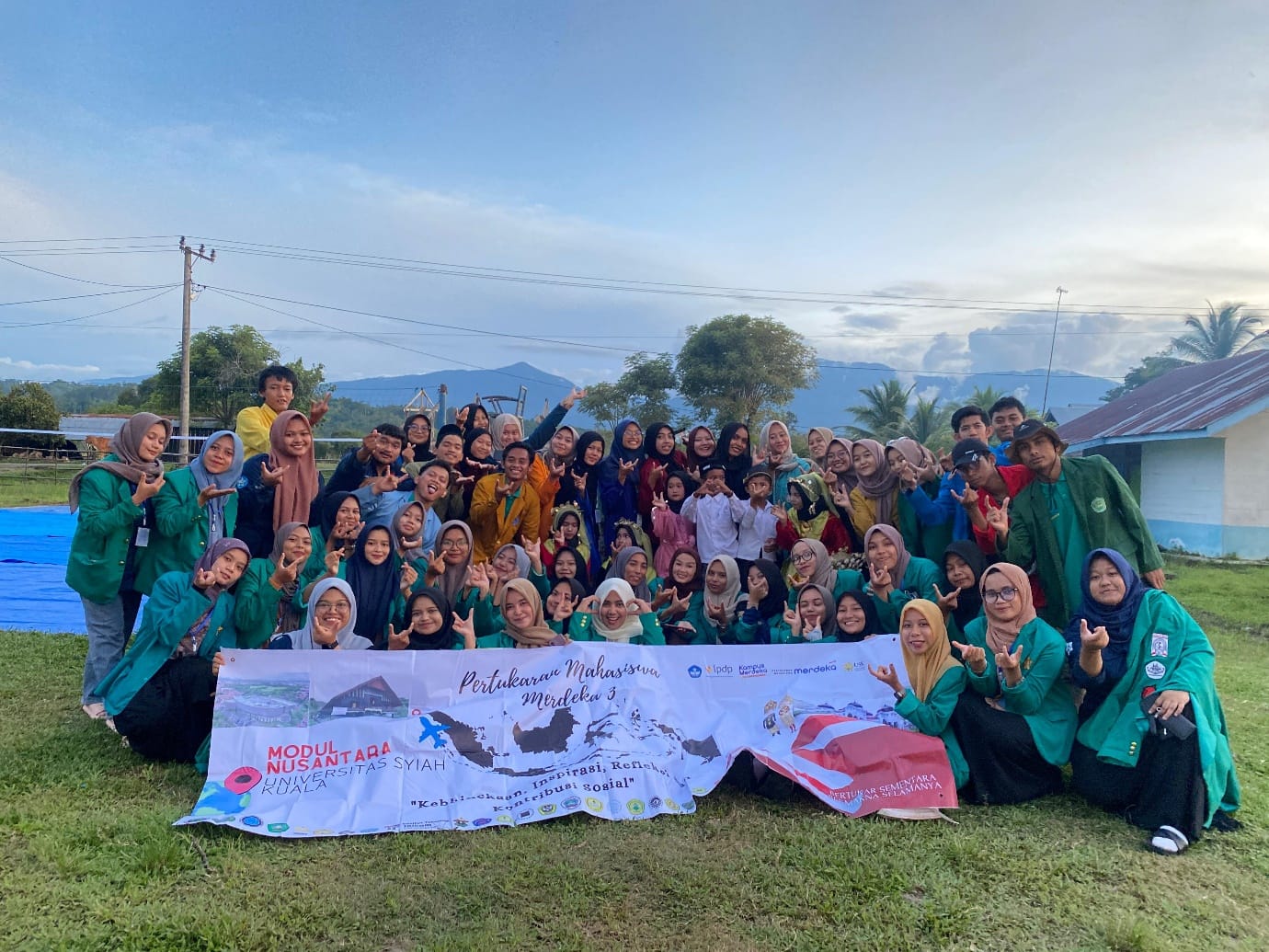 Puluhan mahasiswa yang tergabung di UKM BSPD Universitas Syiah Kuala (USK) bersama peserta Pertukaran Mahasiswa Merdeka (PMM) menggelar Bakti Sosial Terintegrasi ke-5 di Desa Jalin, Kecamatan Jantho, Aceh Besar. (Foto: For Nukilan)