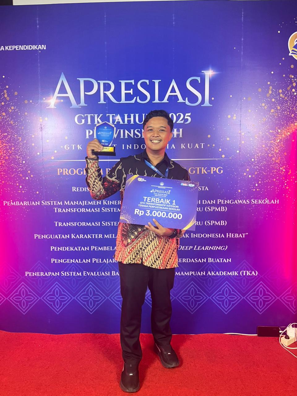 Luthfi Arkan, A.Md, Tenaga Perpustakaan Sekolah dari SMK Negeri 1 Banda Aceh, berhasil meraih Juara 1 kategori GTK Transformatif dalam ajang Apresiasi Guru dan Tenaga Kependidikan (GTK) Hebat 2025 tingkat Provinsi Aceh. (Foto: For Nukilan)