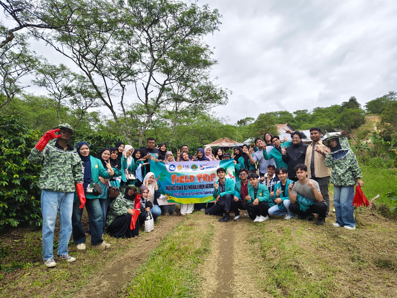 Mahasiswa Program Studi Manajemen Agribisnis Universitas Syiah Kuala (USK) mengikuti field trip selama dua hari di Takengon, Aceh Tengah, untuk mempelajari langsung penerapan Good Agricultural Practices (GAP) serta rantai nilai Kopi Arabika Gayo dari hulu hingga hilir. (Foto: For Nukilan)
