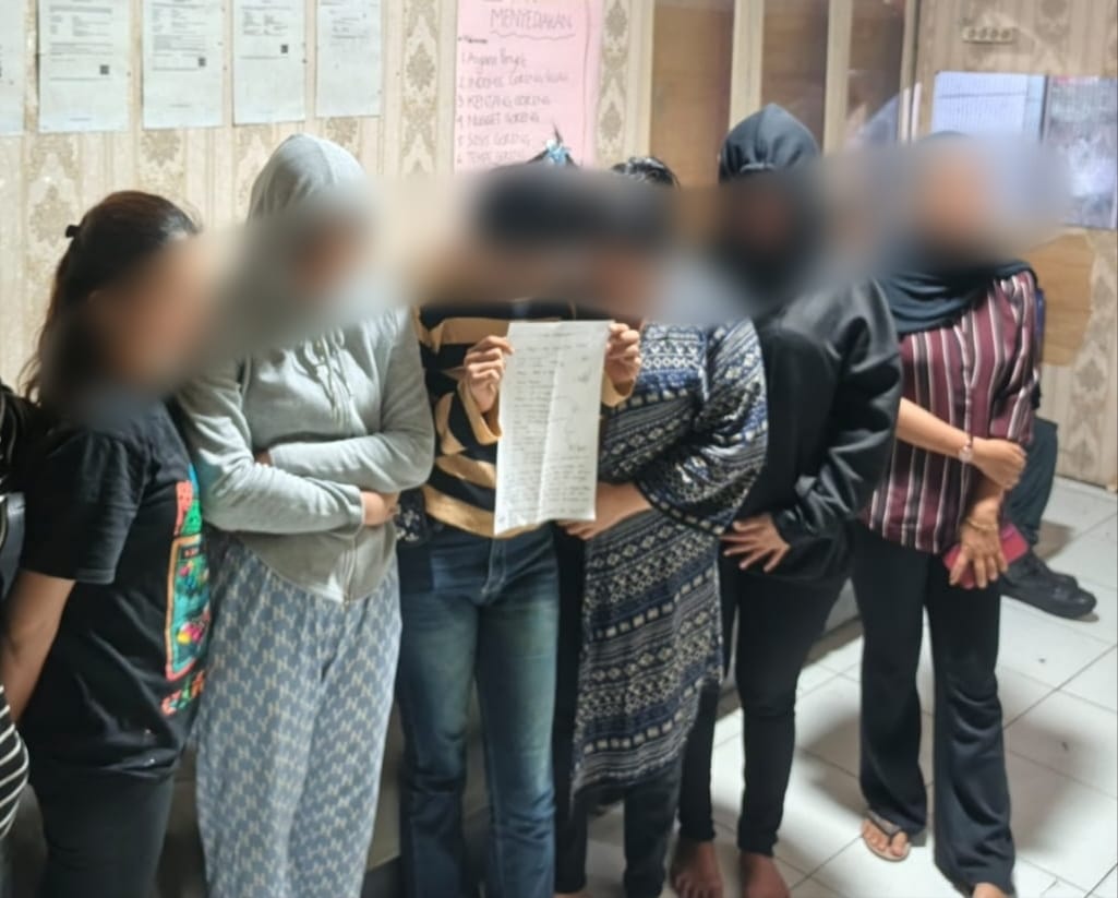 Satpol PP-WH Aceh Singkil Amankan Enam Wanita dalam Razia Warung Karaoke. (Foto: Satpol PP-WH Aceh Singkil)