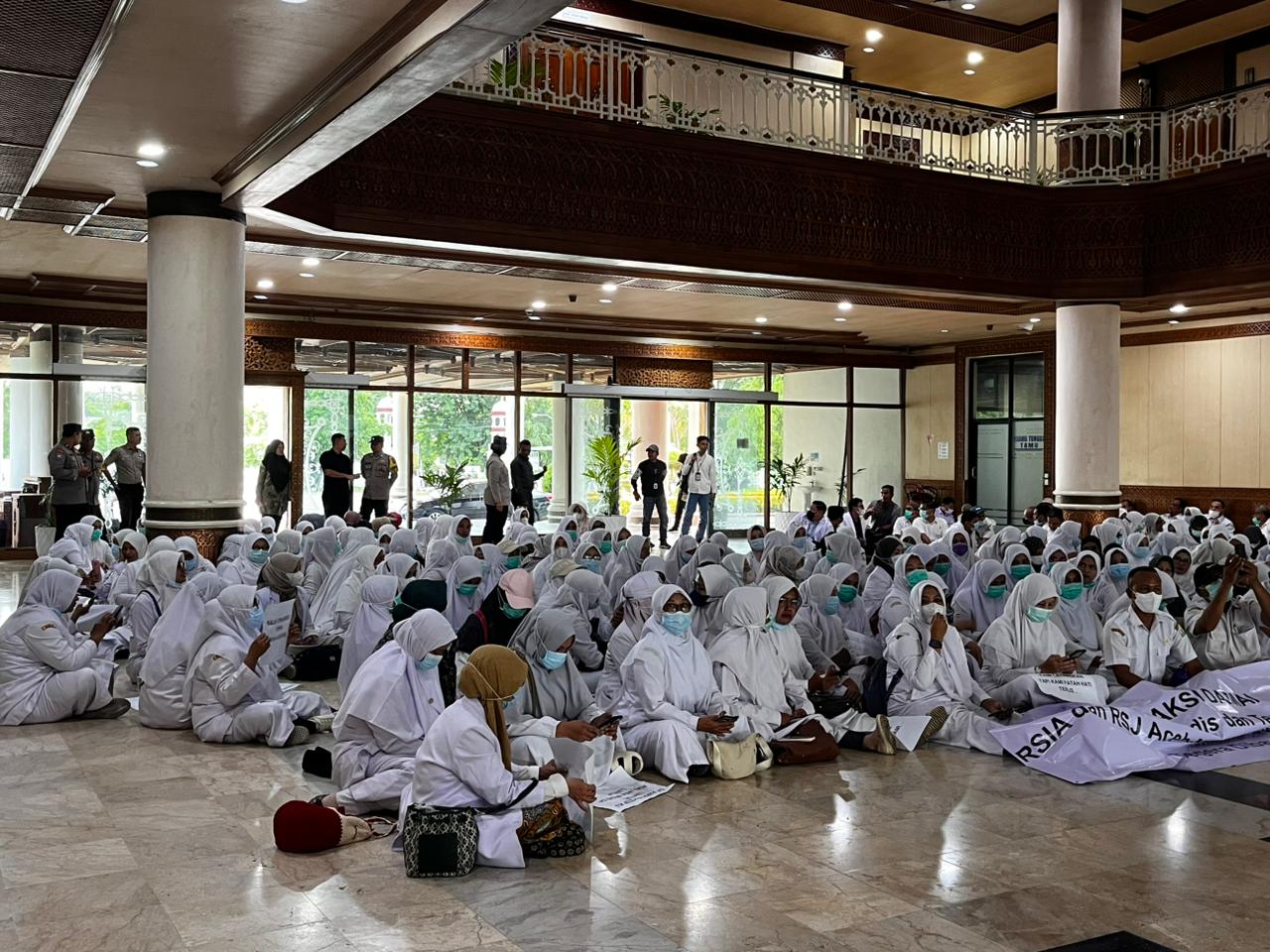 Nakes RSJ Aceh melakukan aksi damai di Kantor Gubernur Aceh, Banda Aceh, pada Selasa 11 November 2025. (Foto: Nukilan/Rezi)