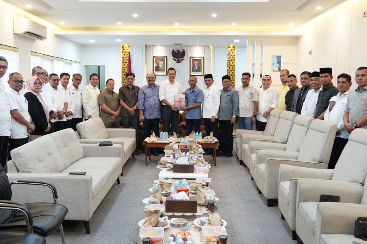 Proses penyerahan Dokumen KUA-PPAS 2026 oleh Pemerintah Aceh kepada DPR Aceh. (Foto: Dok. Humas DPR Aceh)
