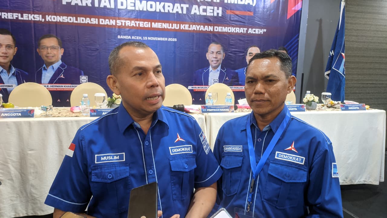 Ketua DPD Partai Demokrat Aceh, Muslim Saleh bersama Ketua DPC Banda Aceh Isnaini Husda. (Foto: Nukilan/Rezi)