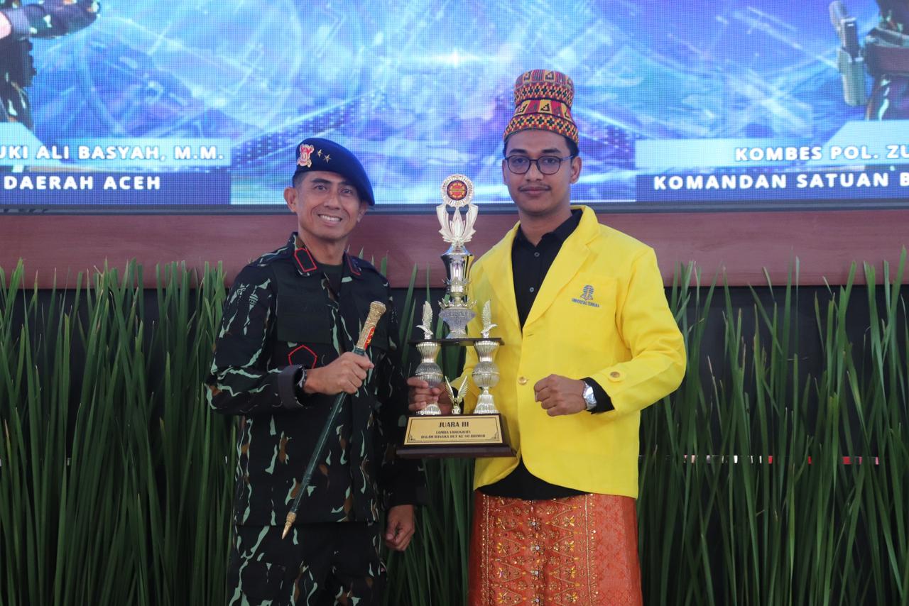Kepala Kepolisian Daerah Aceh, Drs. Marzuki Ali Basyah, M.M., menyerahkan penghargaan pada puncak perayaan HUT Brimob. (Foto: Humas Rutan Takengon)