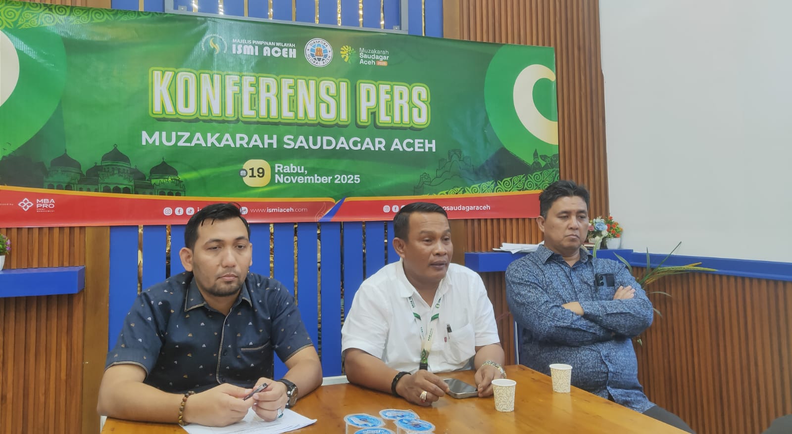 Ketua ISMI Aceh, Nurchalis (tengah) saat konferensi pers Muzakarah Saudagar Aceh di Sekretariat MPW ISMI Aceh, Banda Aceh, Rabu 19 November 2025. (Foto: Nukilan/Rezi)