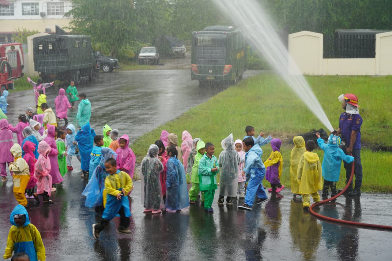 Edukasi Profesi Pemadam Kebakaran untuk Murid TK Kartika IV-3 Lhokseumawe. (F