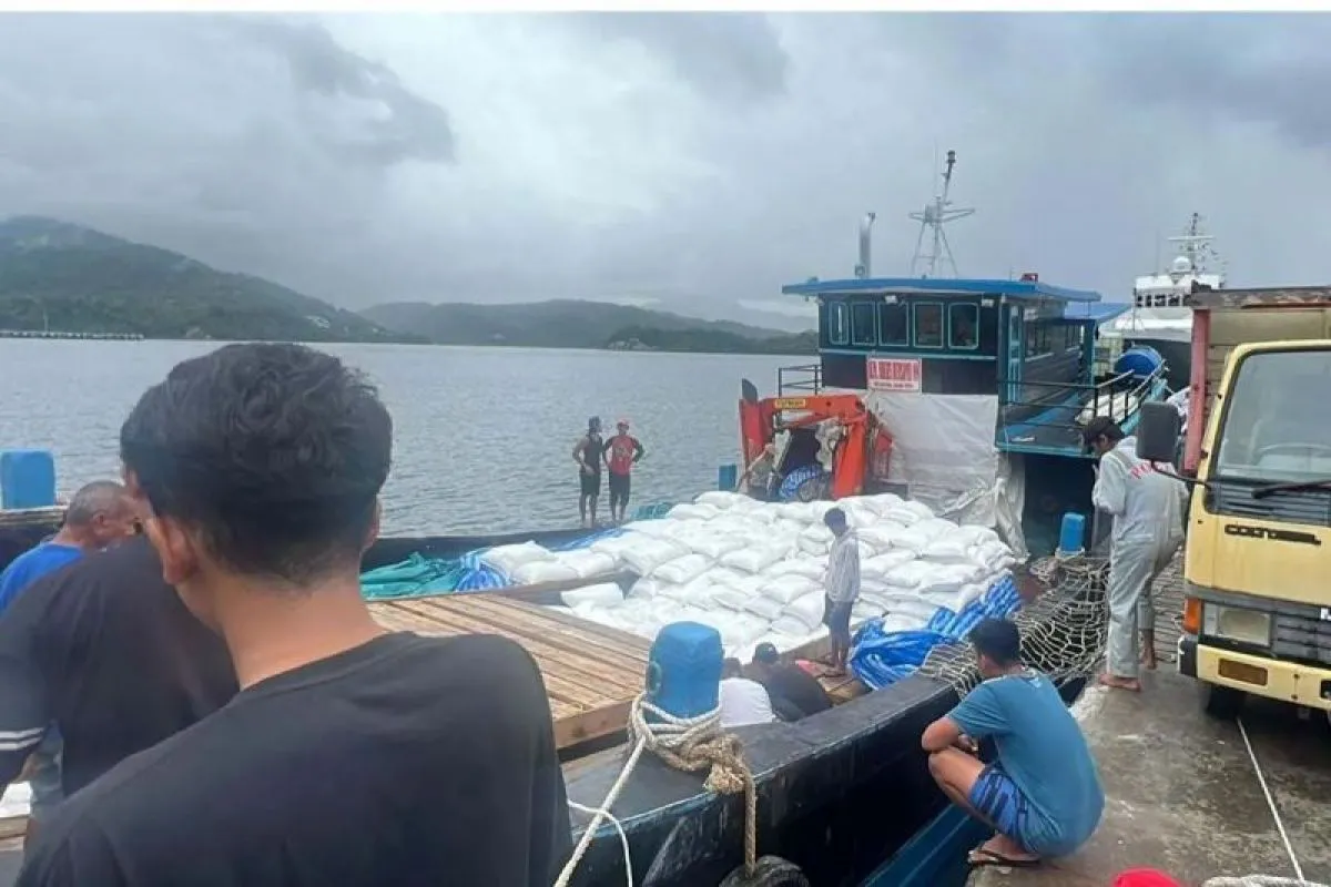 Proses bongkar muat di Sabang. (Foto: Beacukai)