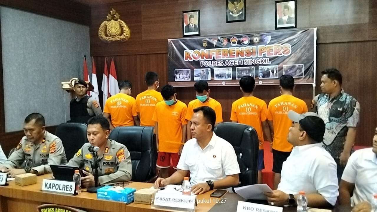 Dua pemuda, inisial NI (29) dan NO (24) asal desa Pulau Haloban, Pulau Banyak Bharat pelaku pengeroyokan terhadap EI (35), dihadirkan dalam Konfensi Pers Pengungkapan Kasus Polres Aceh Singkil, Jumat (7/11/2025) pada konfrensi pers bersama sejumlah wartawan di Aula Catur Prasetya Polres Aceh Singkil. (Foto: Polres Singkil)