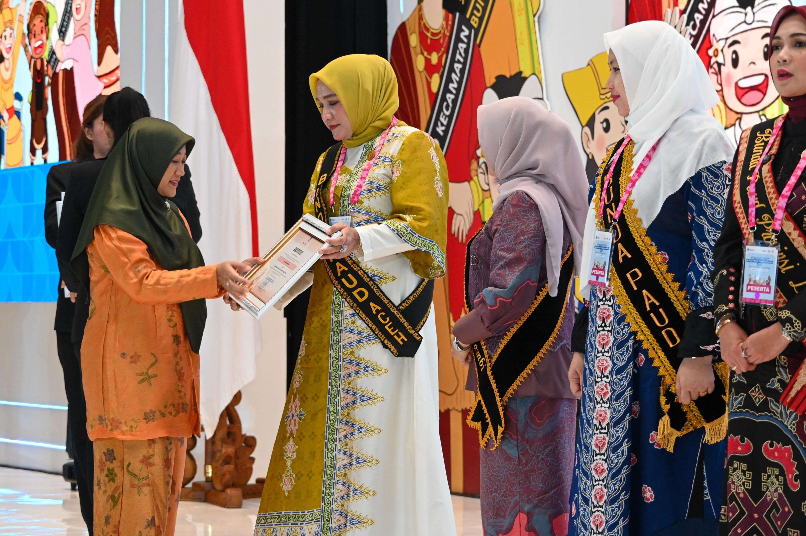 Bunda PAUD Aceh Marlina Muzakir mendapatkan sertifikat Peduli PAUD pada Acara apresiasi Bunda PAUD tingkat Nasional tahun 2025, di the Sultan Hotel, Jakarta, Rabu Malam 12/11/2025. Foto: (Humas Aceh).