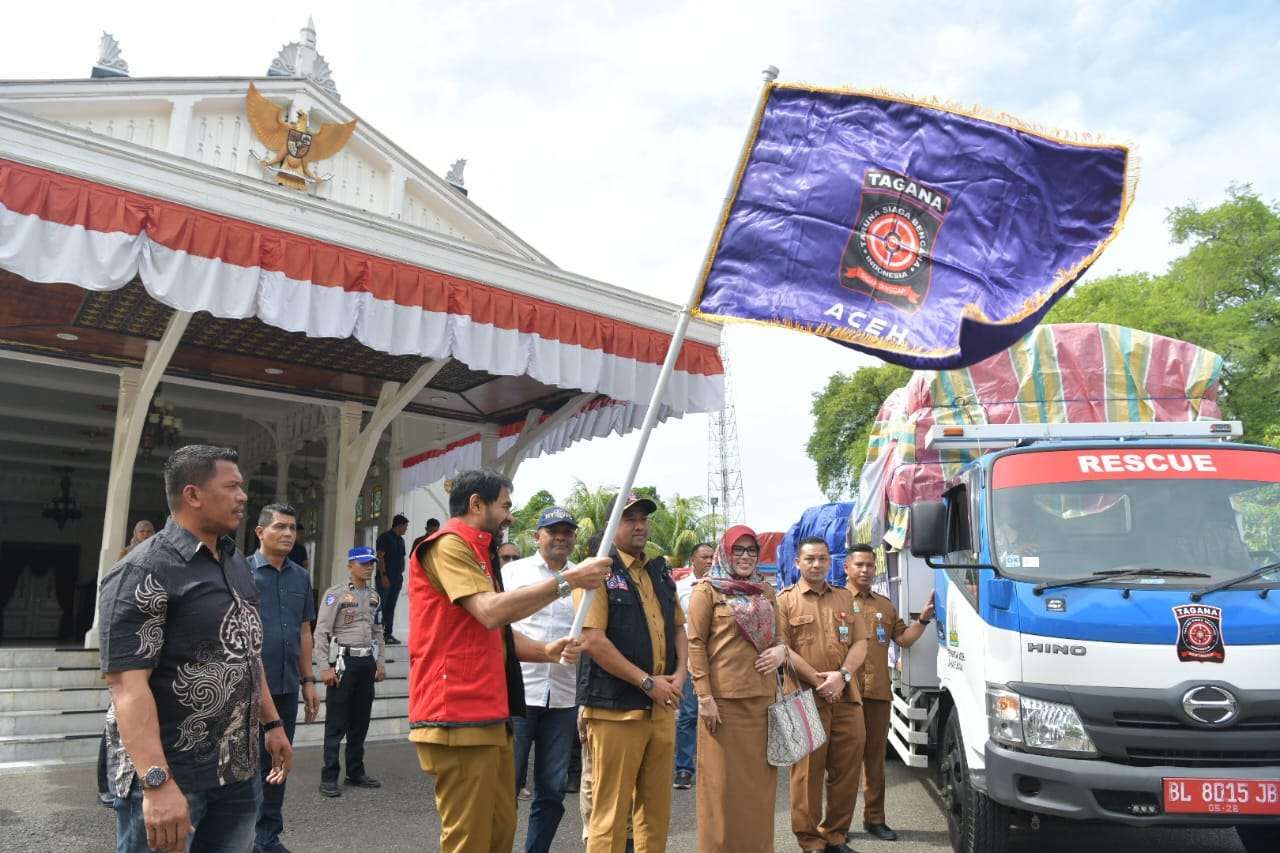 Gubernur Aceh Muzakir Manaf terlihat didampingi Plt. Kadinsos Aceh, Chaidir, dalam prosesi pelepasan bantuan tersebut. Pengiriman bantuan tahap ini mencakup logistik untuk Kabupaten Aceh Tengah, Bireuen, dan Bener Meriah. Foto: (Humas Aceh).