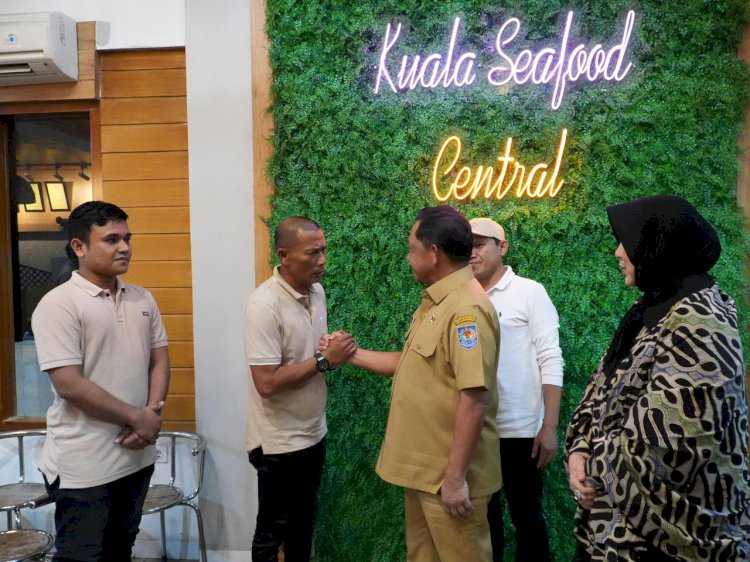 Ketua DPRA, Zulfadhli, berbincang akrab dengan Mendagri Muhammad Tito Karnavian dalam jamuan makan malam di Banda Aceh. Turut hadir Wakil Gubernur Aceh Fadhlullah, Kapolda Aceh Irjen Marzuki Ali, dan Wali Kota Banda Aceh Illiza Sa'aduddin Djamal. (Foto: ist)