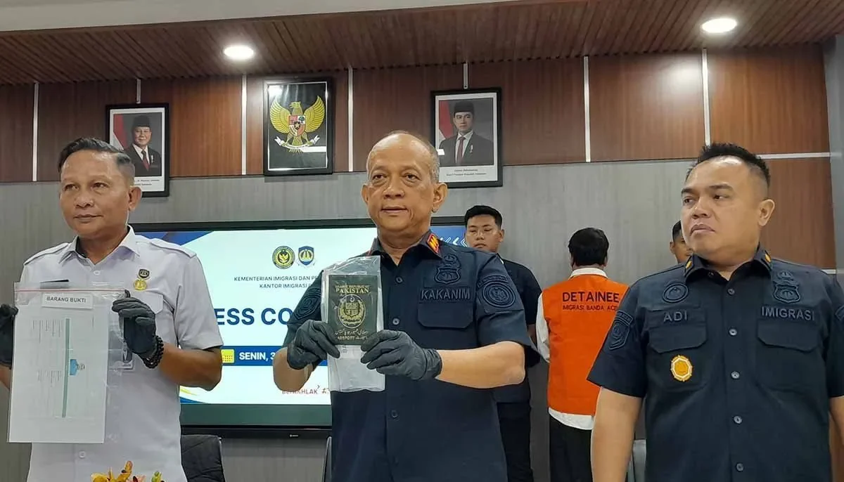 Kepala Imigrasi Banda Aceh Gindo Ginting memperlihatkan barang bukti paspor warga negara Pakistan di Banda Aceh, Senin (3/11/2025). (FOTO: ANTARA)