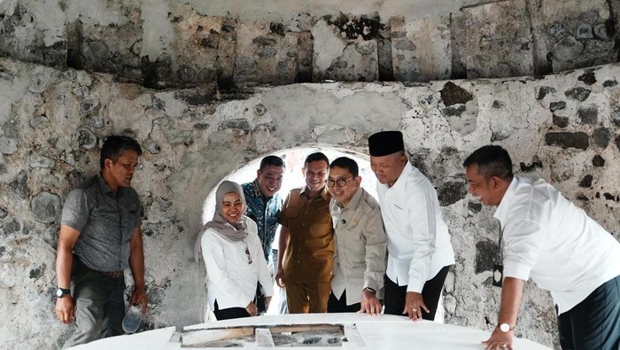 Menbud Fadli Zon Tinjau Benteng Indrapatra. (FOTO: KEMENBUD RI)