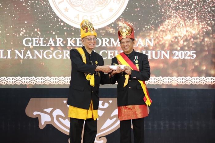 Penganugerahan gelar kehormatan “Petua Panglima Hukom Nanggroe” kepada Menteri Dalam Negeri Tito Karnavian oleh Wali Nanggroe Aceh, Tgk Malik Mahmud Al Haythar, pada Rabu, 12 November 2025. (Foto: Humas Kemendagri)