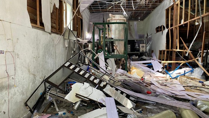 Pabrik pembuatan es kristal dan depot isi ulang di Lorong Nangka 1, Desa Ujong Baroh, Kecamatan Johan Pahlawan, Aceh Barat meledak siang tadi. (Foto: Dok. Polres Aceh Barat)