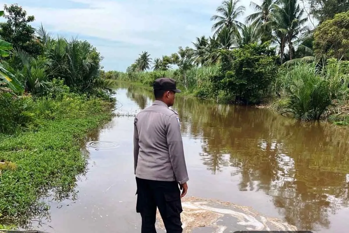 Personel Polsek Simpang Jernih memantau daerah aliran sungai di Simpang Jernih, Kabupaten Aceh Timur, Jumat (7/11/2025) (FOTO: ANTARA/HO-Polsek Simpang Jernih)
