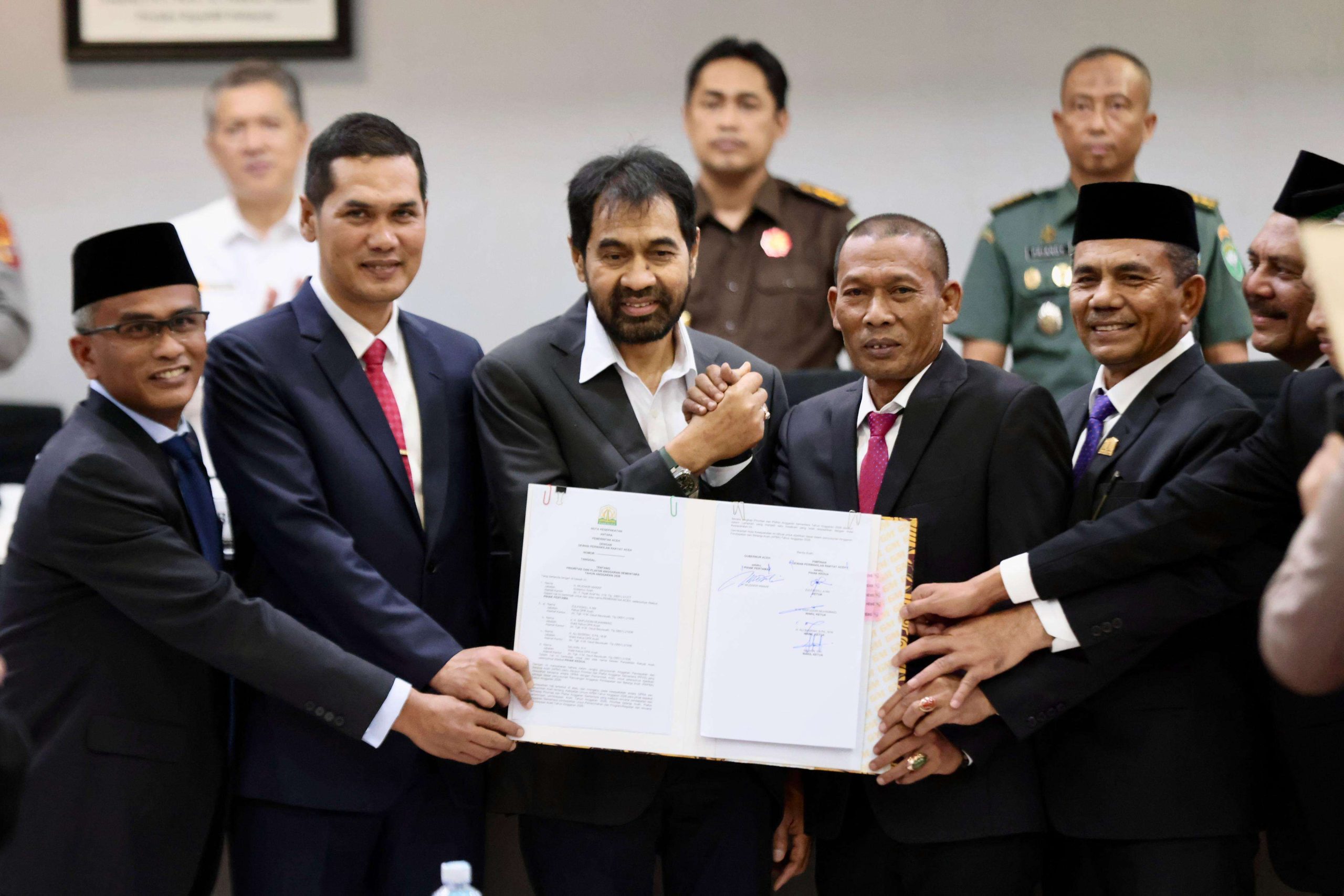 Gubernur Aceh, Muzakir Manaf, didampingi Sekretaris Daerah Aceh, M. Nasir, S.IP., MPA., bersama Pimpinan DPRA menandatangani Berita Acara Persetujuan Bersama terhadap KUA dan PPAS Aceh Tahun Anggaran 2026, di Ruang Serbaguna DPR Aceh, Jumat (14/11/2025). Foto: (Humas Aceh).