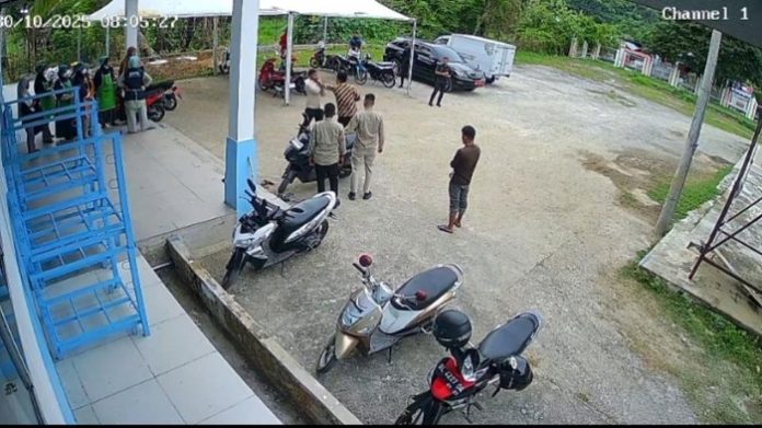 video-wakil-bupati-pidie-jaya-hasan-basri-diduga-menghajar-kepala-sppg-muhammad-reza-viral-di-medsos-foto-screenshot-video-vir-1761827443218_169 (1)