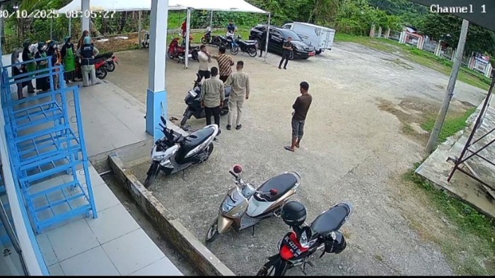 Video Wakil Bupati Pidie Jaya Hasan Basri diduga menghajar kepala SPPG Muhammad Reza viral di medsos. (Foto: screenshot video viral)