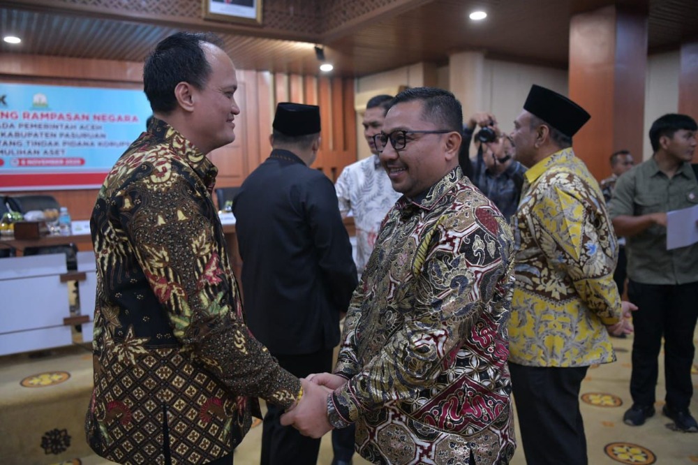 Kepala Badan Pengelolaan Keuangan Aceh (BPKA), Reza Saputra, S.STP., M.Si., mendamping Gubernur Aceh, Muzakkir Manaf., menyambut kedatangan Perwakilan Komisi Pemberantasan Korupsi (KPK) RI dalam rangka Penyerahan Barang Rampasan Negara dari KPK RI kepada Pemerintah Aceh. (FOTO: BPKA)