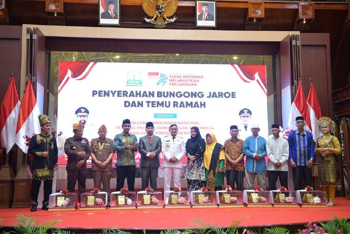 Wagub Fadhlullah Serahkan Bungong Jaroe kepada Keluarga Pejuang Bangsa. (Foto: Humas Aceh)