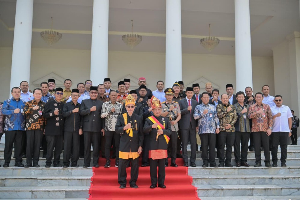 Kepala BPKA Berfoto Bersama Mendagri dan Wali Nanggroe Aceh Usai Penganugerahan Gelar Adat. (FOTO: FOR NUKILAN)