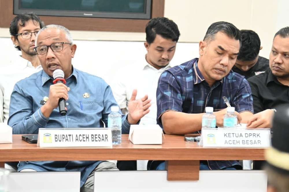 Asisten I Sekretariat Daerah Kabupaten Aceh Besar, Farhan saat menyampaikan pengaduan masyarakat dalam Rapat Kerja Badan Akuntabilitas Publik (BAP) DPD-RI bersama Pemerintah Aceh, di Aula Lantai III Kantor Gubernur Aceh, pada Jum’at (21/11/2025). (Foto: Pemkab Aceh Besar)