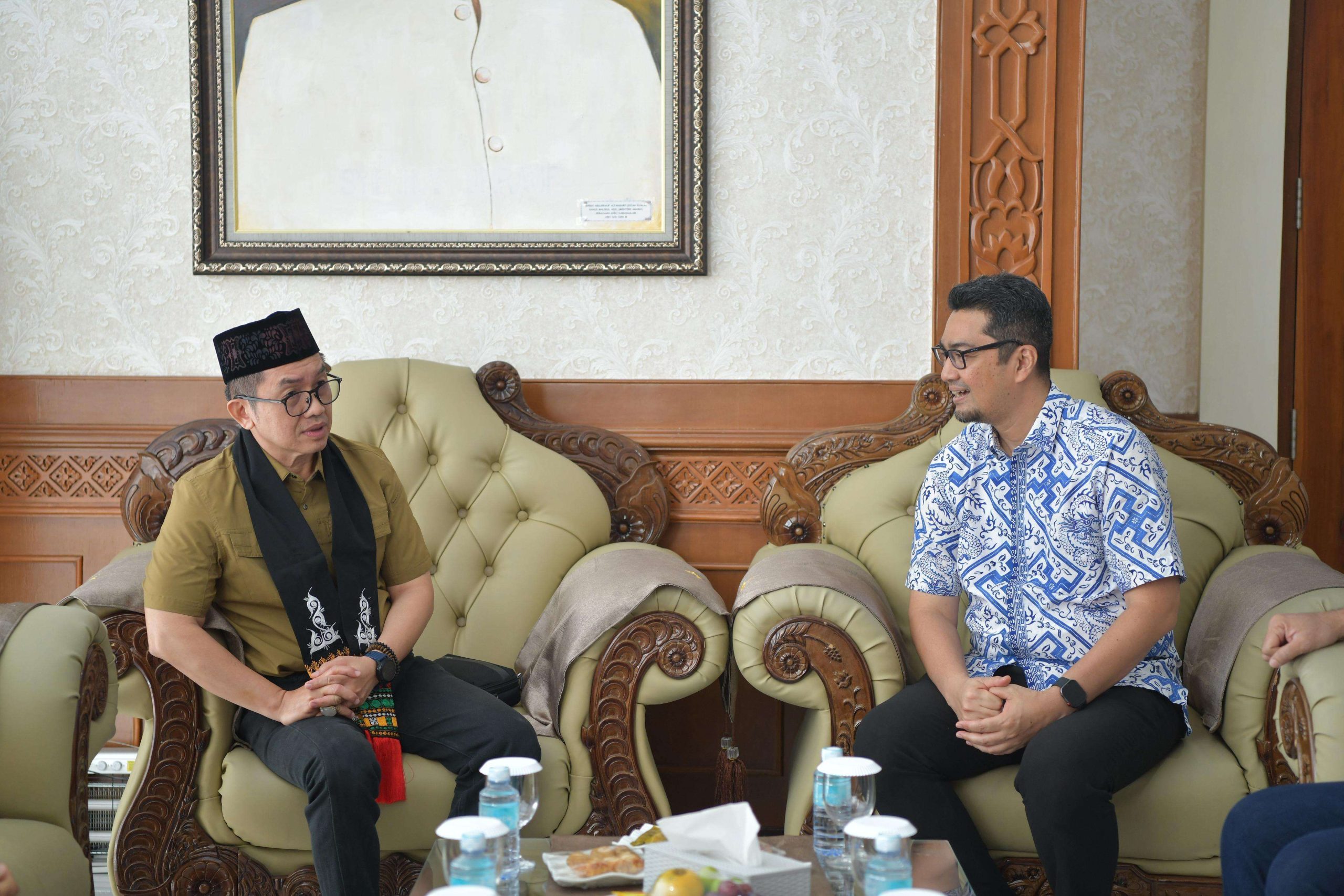 Sekretaris Daerah Aceh, M. Nasir, di dampingi Ka. BKA & Ka. BPSDM menyambut kedatangan Kepala Lembaga Administrasi Negara (LAN) RI, Muhammad Taufiq, bersama Sekretaris Utama LAN, Andi Taufiq, di Bandara Internasional Sultan Iskandar Muda (SIM), Minggu, (16/11/2025). Foto: (Humas Aceh).
