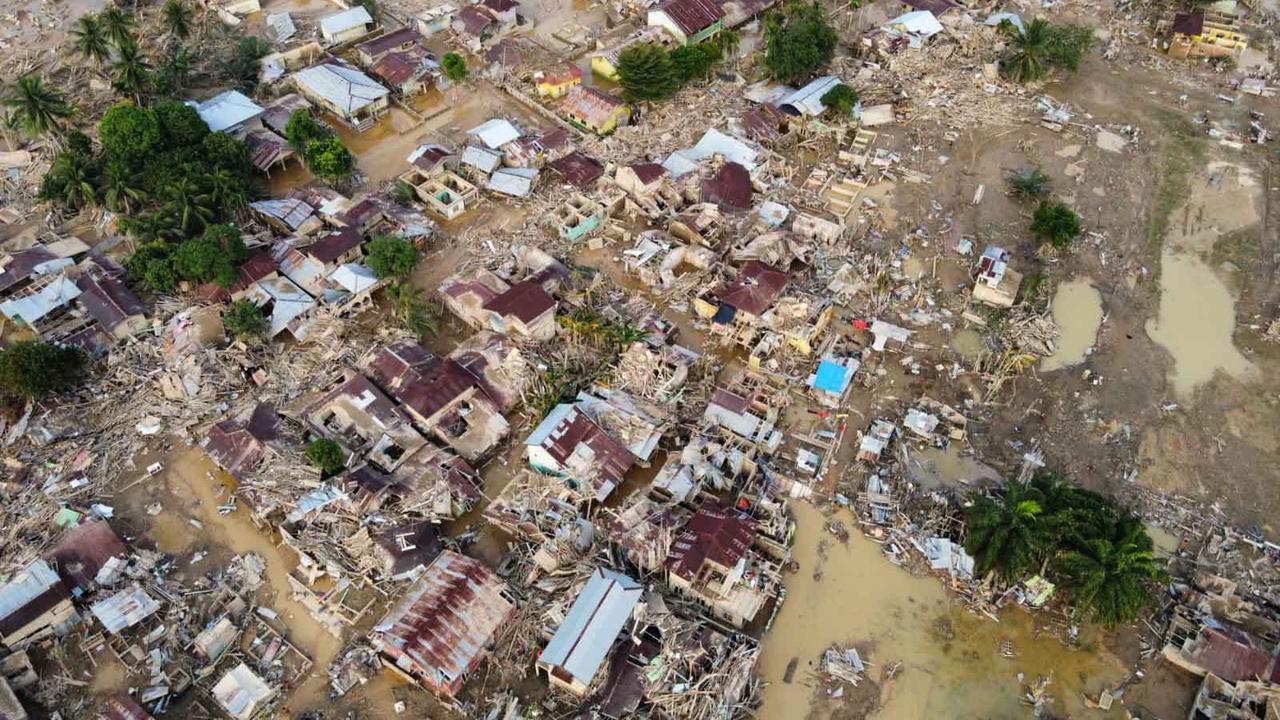 Tampak foto udara yang diambil menggunakan drone ini menunjukkan wilayah yang terdampak banjir bandang di Aceh Tamiang, Pulau Sumatra, Kamis 4 Desember 2025. (AP Photo/Binsar Bakkara)
