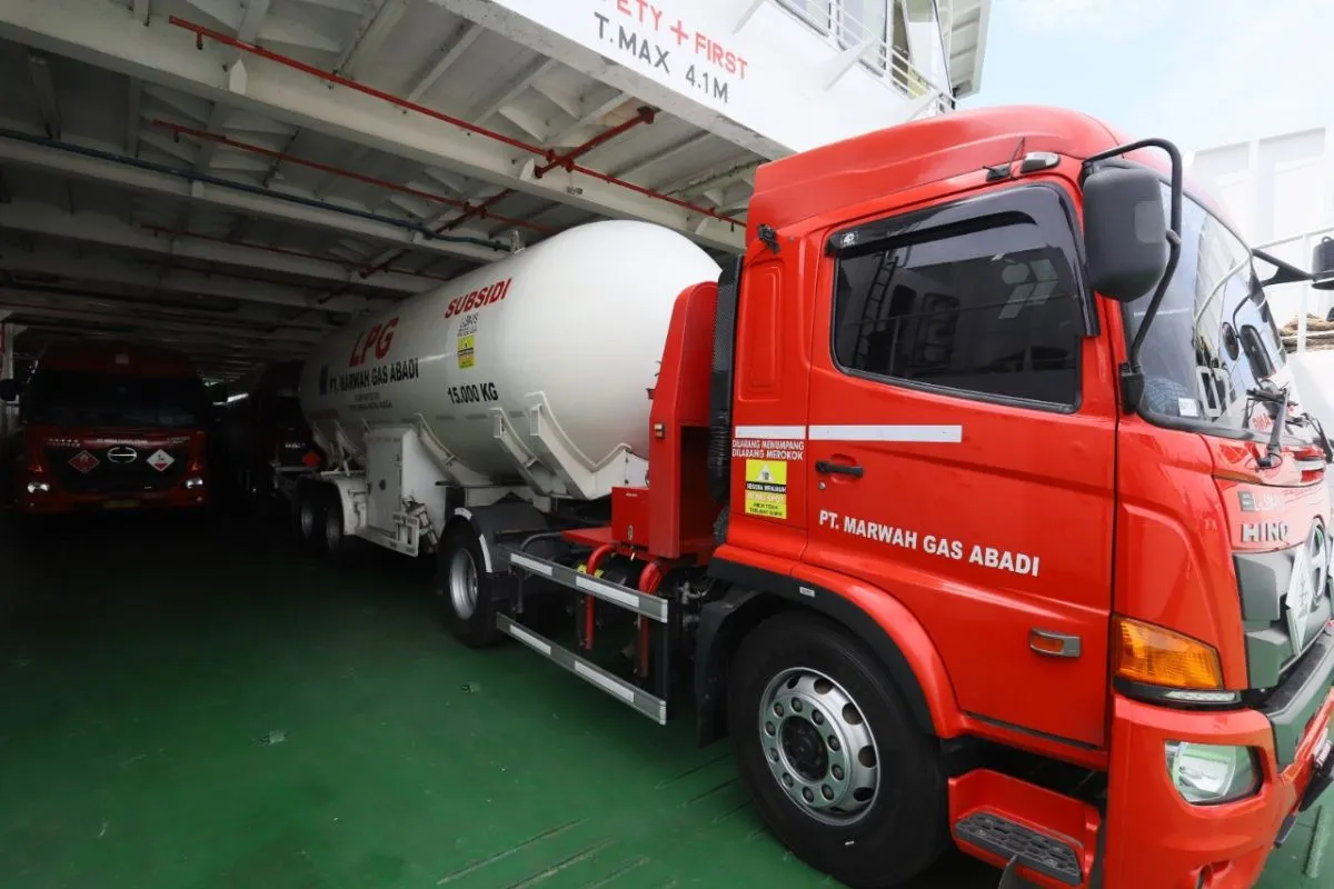 Pertamina menyalurkan LPG dengan skid tank atau mobil tangki pengangkut LPG melalui jalur laut menggunakan kapal Ro-Ro dari Lhokseumawe ke Banda Aceh. (FOTO: ANTARA)