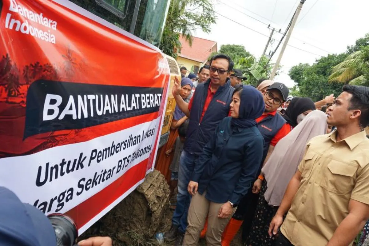 Telkomsel bersama Kementerian Komunikasi dan Digital (Kemkomdigi) Republik Indonesia bersinergi menyalurkan bantuan kemanusiaan bagi masyarakat terdampak bencana di wilayah Aceh sebagai bagian dari upaya pemulihan pascabencana. (FOTO: ANTARA)