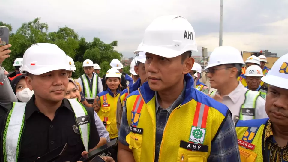 AHY kerahkan alat berat untuk memulihkan akses di Aceh Tamiang, Provinsi Aceh. (FOTO: Beritasatu.com/Aep Sopandi)
