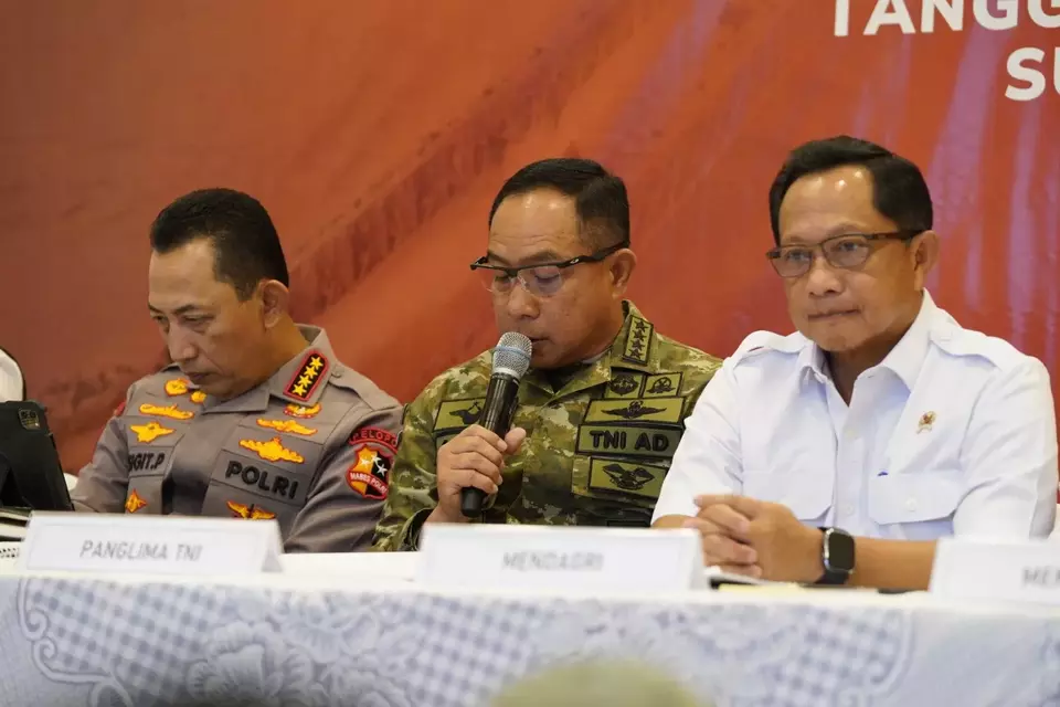 Panglima TNI Jenderal Agus Subiyanto (tengah) memberi keterangan pers di Lanud Halim Perdanakusuma, Jakarta, Jumat (19/12/2025). (FOTO: Puspen TNI)