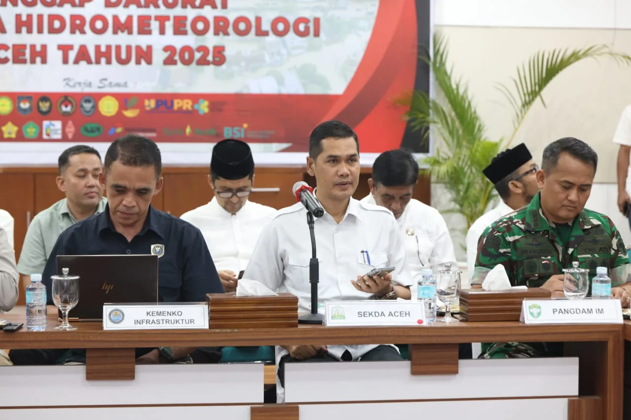 Sekda Aceh, M. Nasir, S.IP, MPA didampingi Forkopimda serta jajaran SKPA terkait bersama Kementrian Koordinator Infrastruktur & Pembangunan Kewilayahan menggelar Rakor Rehab-Rekon Pascabencana Aceh di Kantor Gubernur Aceh, Jumat, 19 Desember 2025. (Foto Humas Aceh)