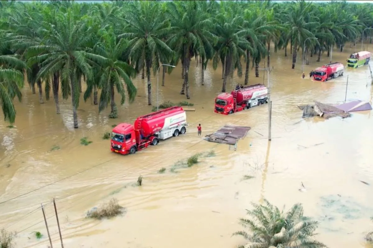 Armada bahan bakar minyak (BBM) Pertamina melintasi jalur terendam banjir dalam perjalanan dari Medan menuju Aceh Tamiang, Selasa (2/12/2025), untuk mendistribusikan bantuan kepada korban terdampak banjir. (Foto: Tim Media Presiden Prabowo)