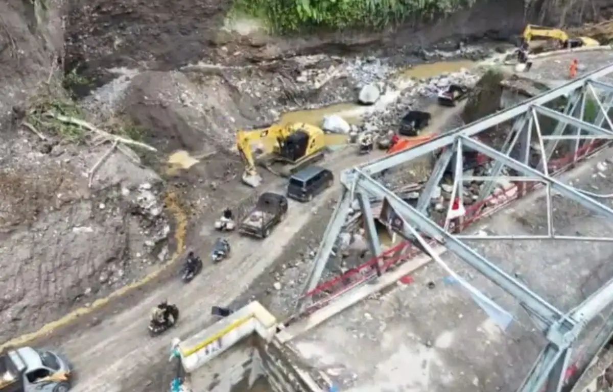 Sejumlah kendaraan mulai melintas di kawasan Jembatan Tenge Besi di Desa Gemasih, Kecamatan Pintu Rime, Kabupaten Bener Meriah, Aceh, Rabu (24/12/2025) (Foto: Video Pemprov Aceh)