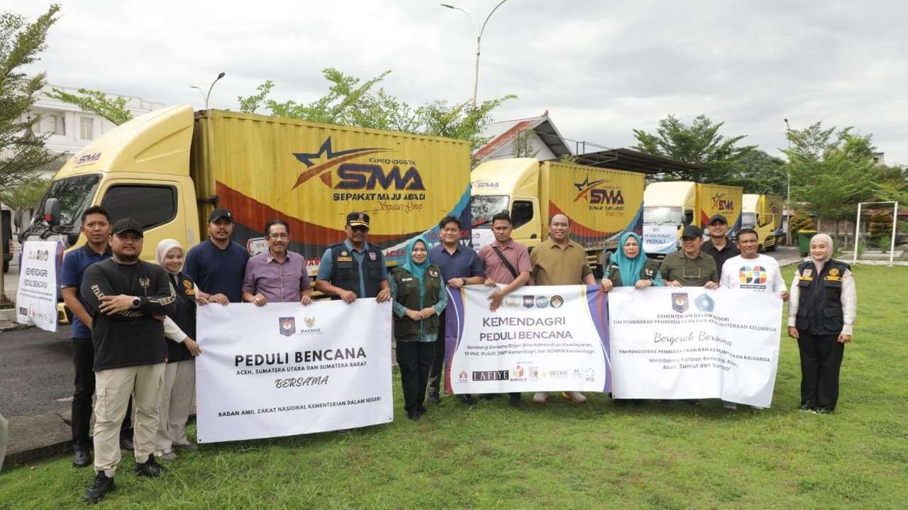 Kemendagri dan TP PKK Pusat melepas bantuan logistik untuk pemulihan Aceh pasca bencana banjir bandang dan longsor melanda wilayah tersebut (Foto: Humas Kemendagri)