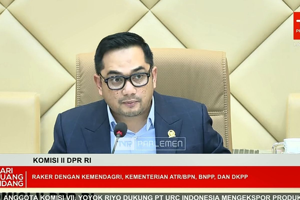 Ketua Komisi II DPR RI Rifqinizamy Karyasuda dalam rapat kerja bersama Kementerian Dalam Negeri (Kemendagri), Kementerian ATR/BPN, BNPP, dan DKPP di Kompleks Parlemen, Senayan, Jakarta Pusat, Rabu (3/9/2025). (FOTO: Dok. YouTube TVR Parlemen)