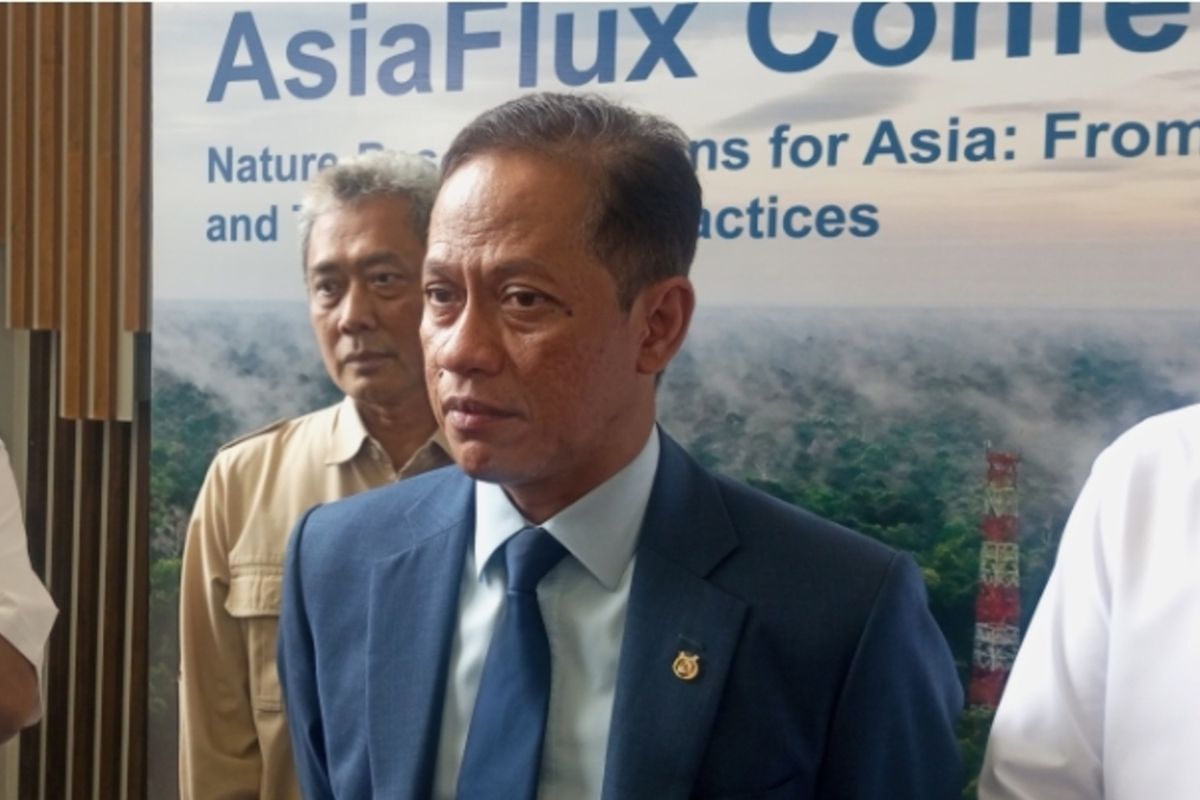Menteri Lingkungan Hidup, Hanif Faisol Nurofiq saat diwawancarai wartawan usai pembukaan AsiaFlux Conference 2025, di Pangkalan Kerinci, Kabupaten Pelalawan, Riau, Rabu (22/10/2025). (FOTO: KOMPAS.COM)