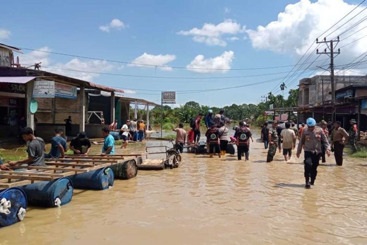 Banjir menggenangi badan jalan nasional Aceh-Sumut di Desa Ladang Rimba, Kecamatan Trumon Tengah, Kabupaten Aceh Selatan, Sabtu (29/11/2025). (FOTO: ANTARA)