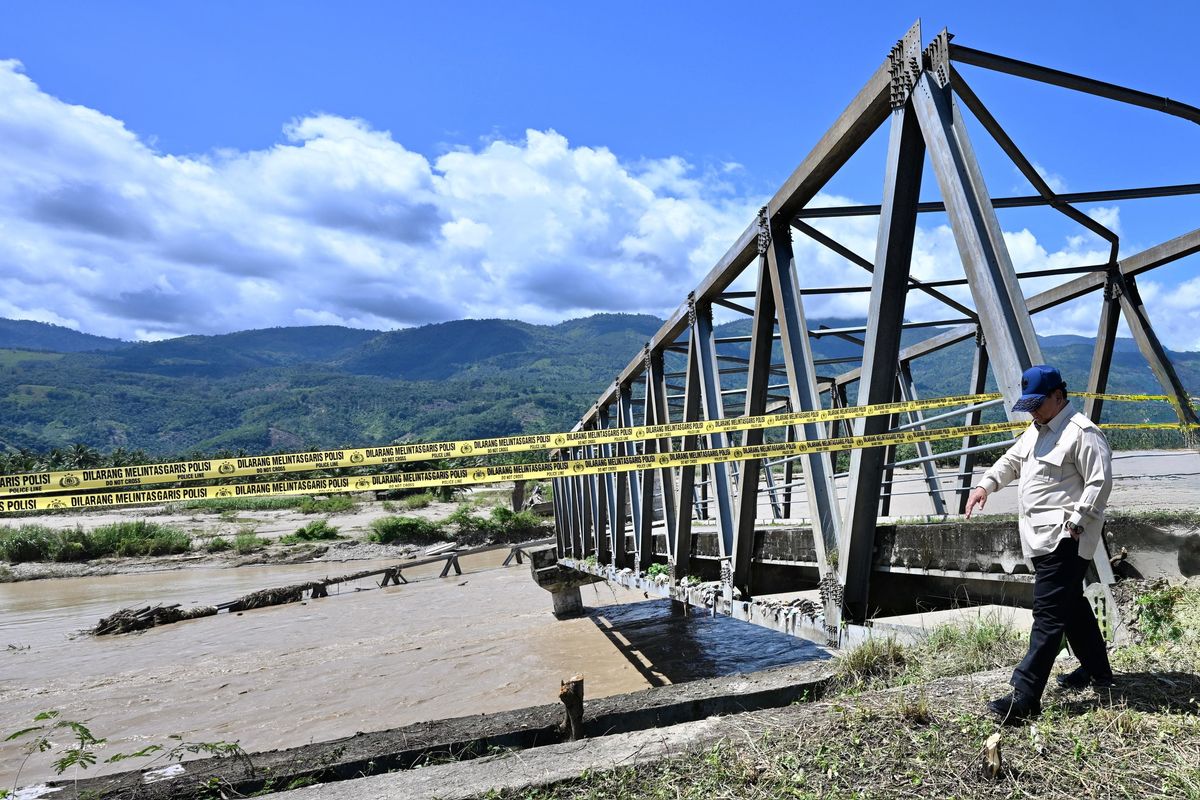Presiden Prabowo Subianto meninjau langsung Jembatan Pante Dona di Kabupaten Aceh Tenggara, Senin (1/12/2025). Jembatan tersebut putus total akibat banjir besar yang melanda Aceh. Hanya setengah rangka baja yang tersisa, ketika sebagian lainnya sudah jatuh di bawah sungai yang masih mengalir deras. (FOTO: Dok. Biro Pers, Media, dan Informasi Sekretariat Presiden)