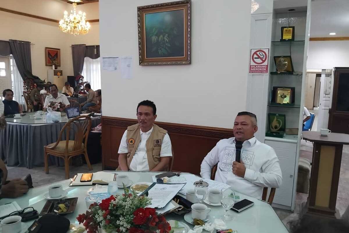 Bupati Aceh Utara, Provinsi Aceh Ismail A Jalil didampingi Sekda Aceh Utara Jamaluddin resmi menandatangani surta ketidaksanggupan daerah menangani dampak banjir di kabupaten itu, Rabu (3/12/2025). (FOTO: KOMPAS.COM)